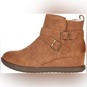 EuroSoft Jetwood Tan Ankle Boots Women’s Size 9M. Super cute!